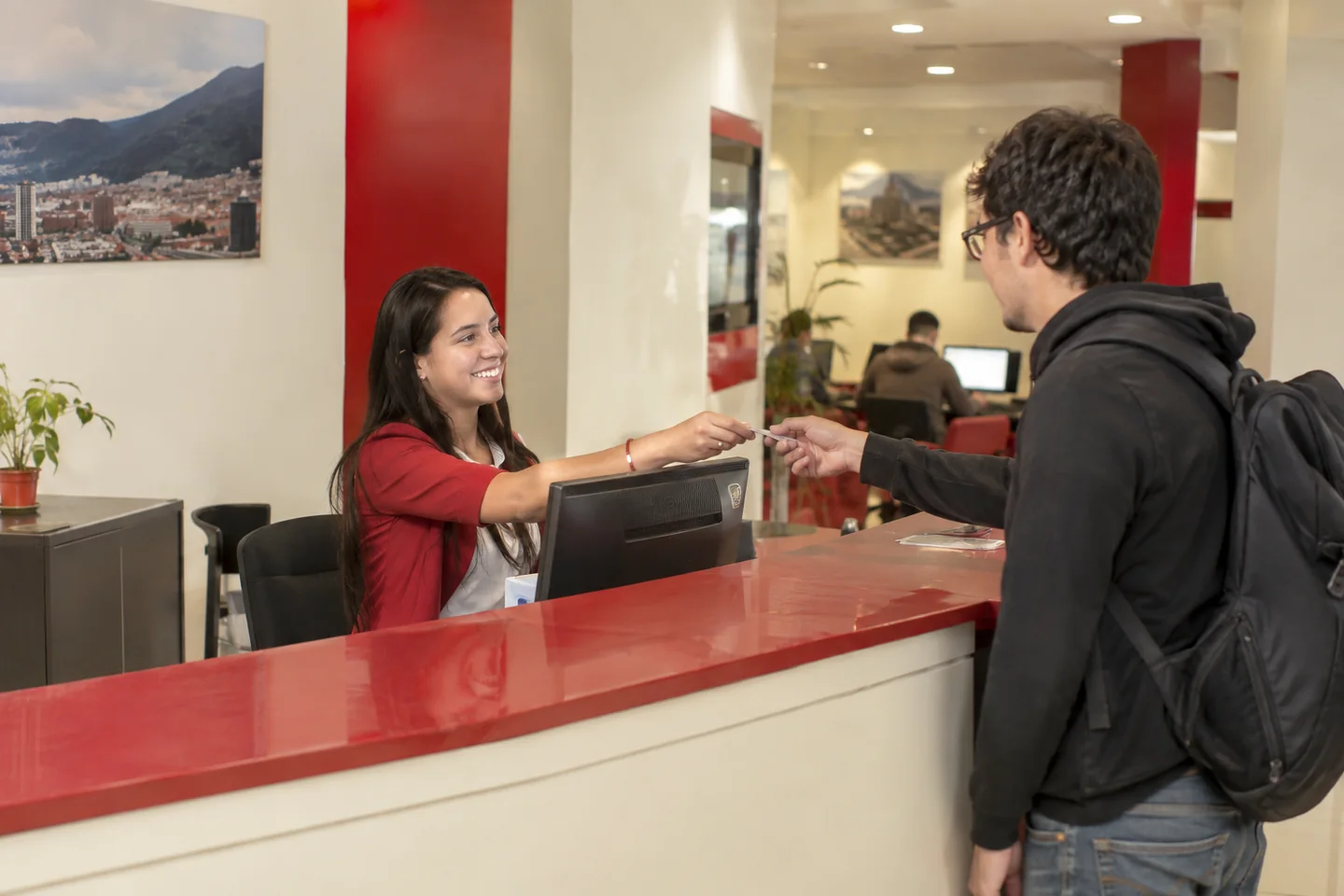 Recepción de una sala de computadores en Bogotá